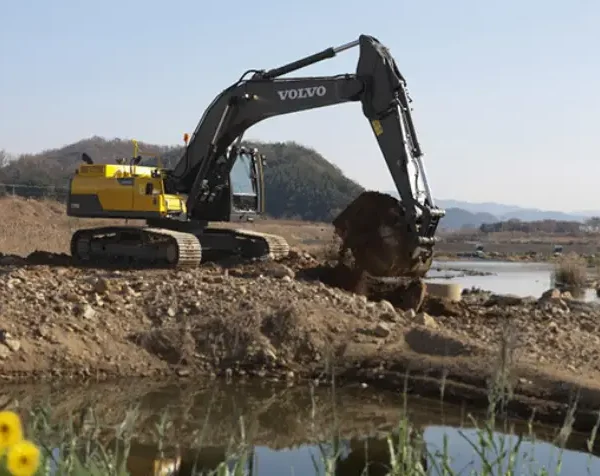 gusenychnyj ekskavator volvo ec300dl 002